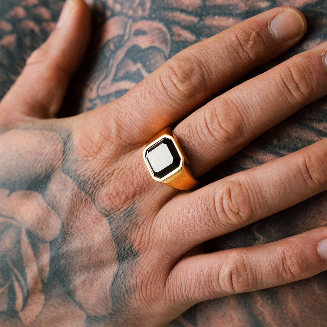 Anillo Diavlo Onix Oro 18K